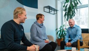 Tilipalvelu SER työntekijät keskustelemassa edustuskuluista ja pikkujouluista