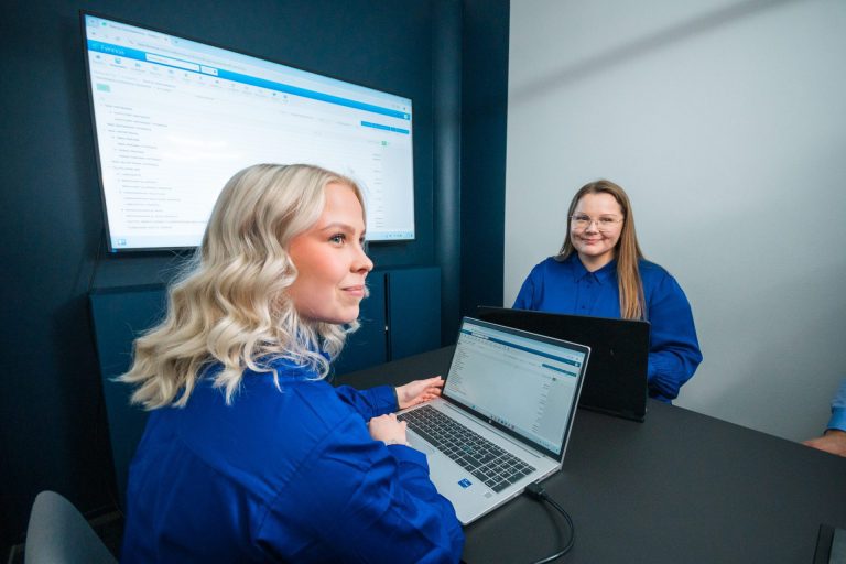 Tilipalvelun SER:n työntekijät kirjanpidon palaverissa